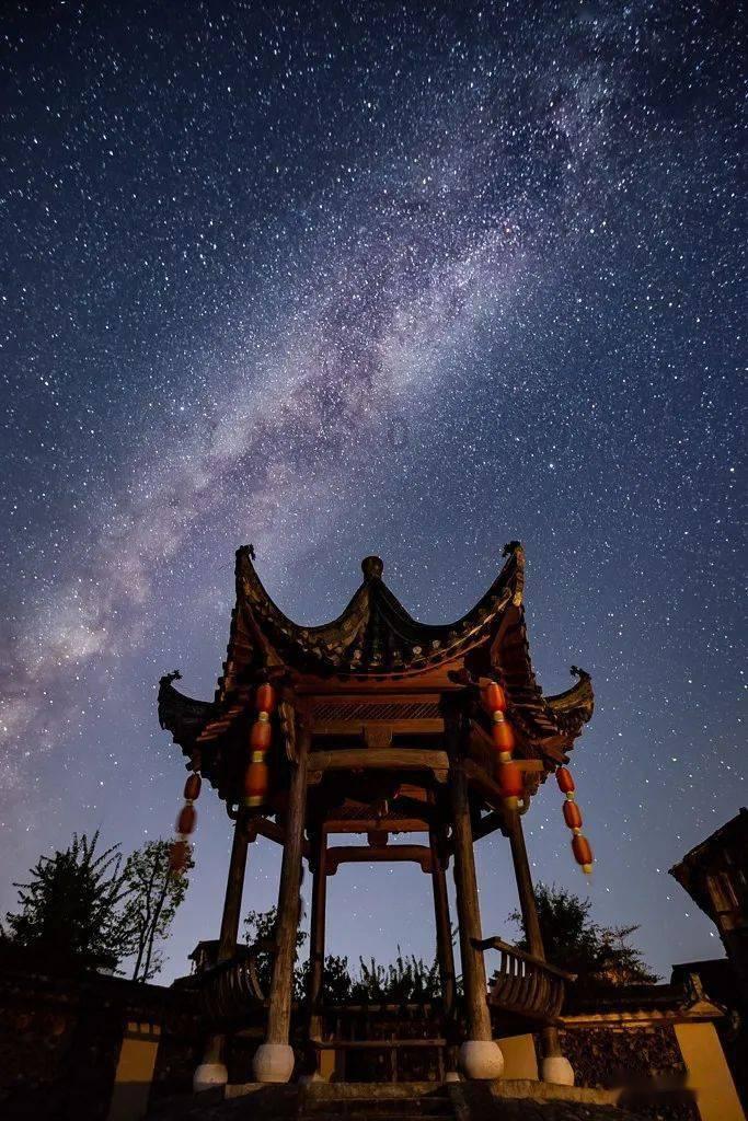 白百合吃早餐,没有化妆,直接素面朝天吃着油条,状态自然松弛